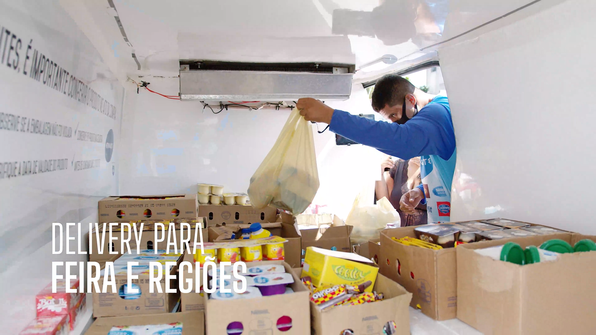 Entregador separando pedidos dentro da van refrigerada Vitorgurte
